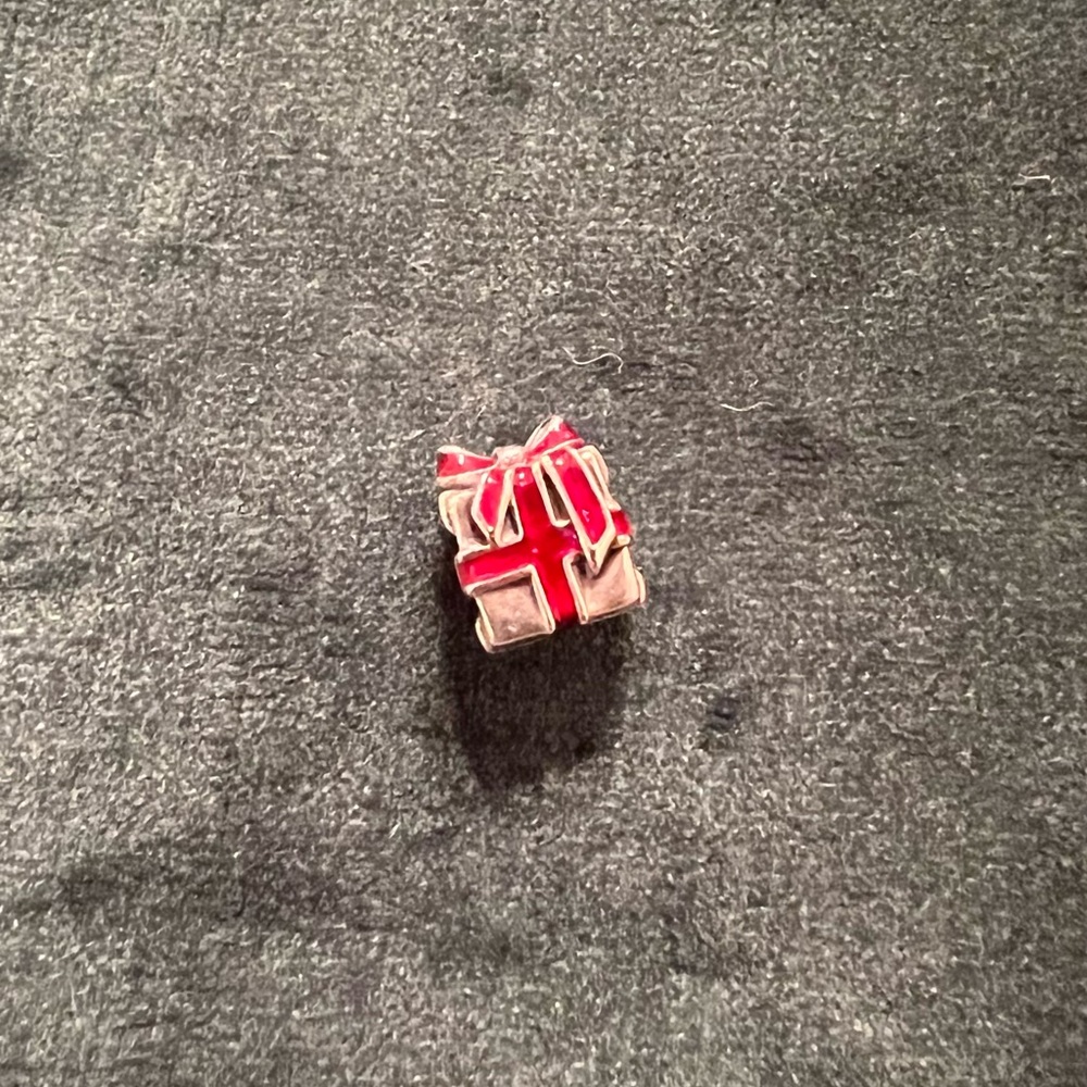 PANDORA gift box charm